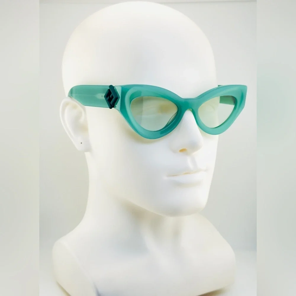 FENDI FF Diamonds Cat-eye women’s sunglasses FE401461 Light Green Frame